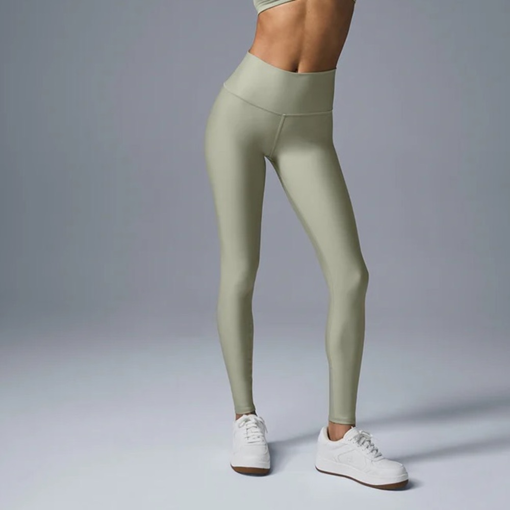 Alo Women’s size XS High-Waist Airlift Legging in Limestone